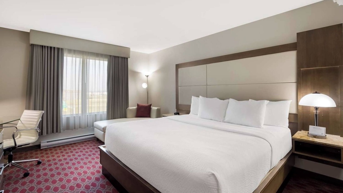 Calgary Hotel | Blissful Room with Indoor Swimming Pool, Near Airport – Ideal for Quick Access