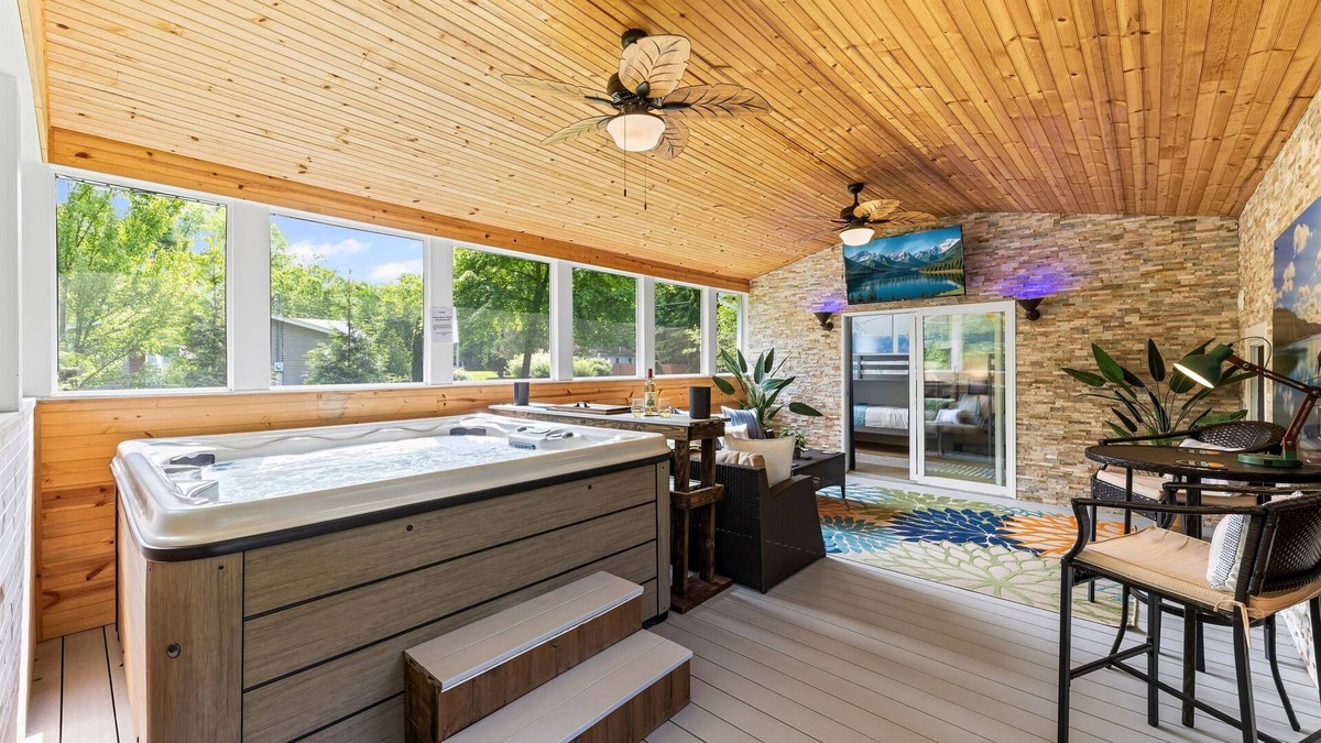 Wayland House | Blissful Serenity Oasis - Lake Milton Retreat