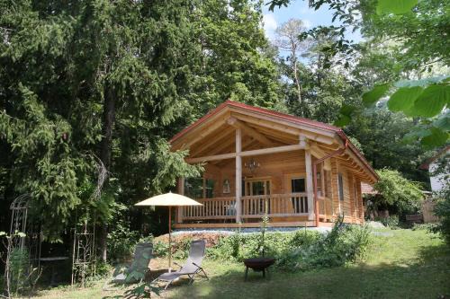 Oberschuetzen Ski Chalet | Blockhaus Chalet mit beheizbarem Badefass und Infrarotsauna auf der Terrasse