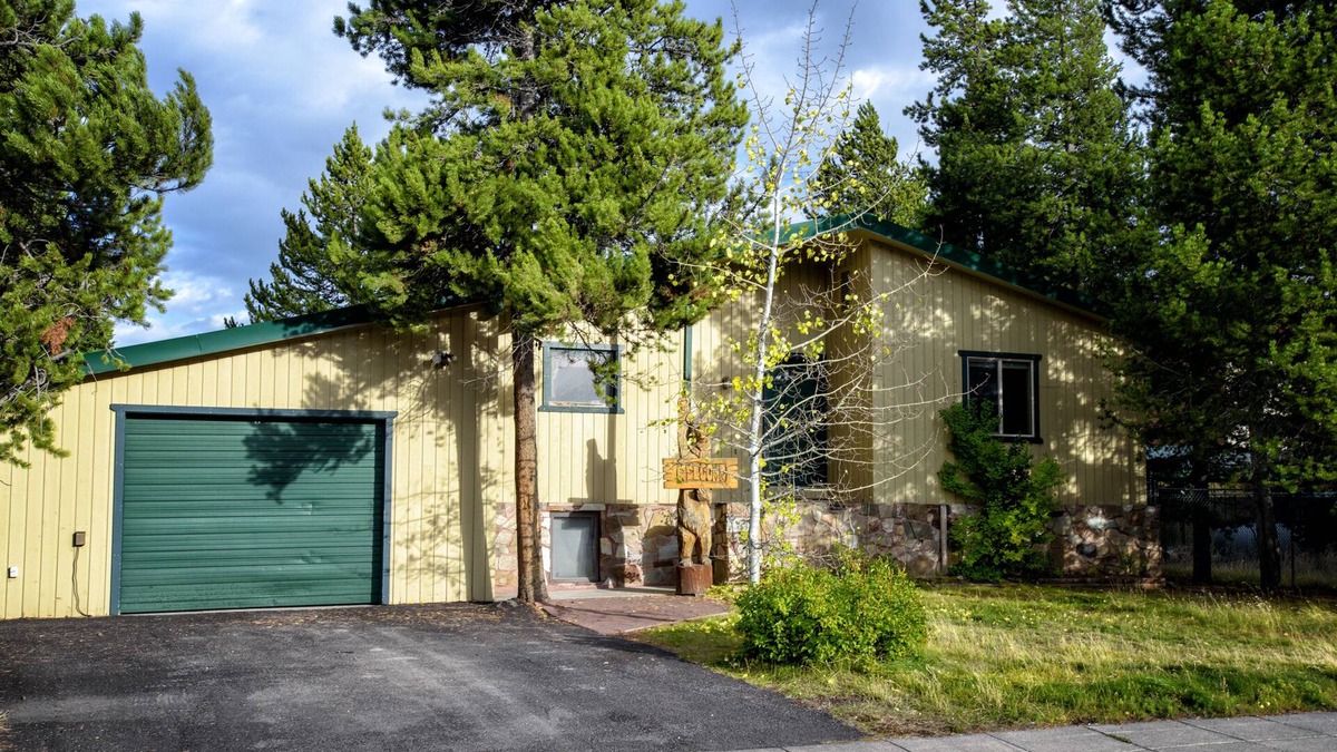 West Yellowstone House | Blocks from Yellowstone! Walk to Shops & Dining! 2 Fireplaces, Gas BBQ! Smart TV