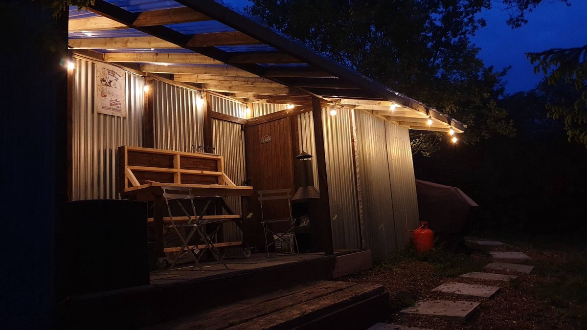 Tenby Cabin | Blodwen the Retro Vintage Van: 80"Projector, OutdoorKitchen, PizzaOven,GasShower
