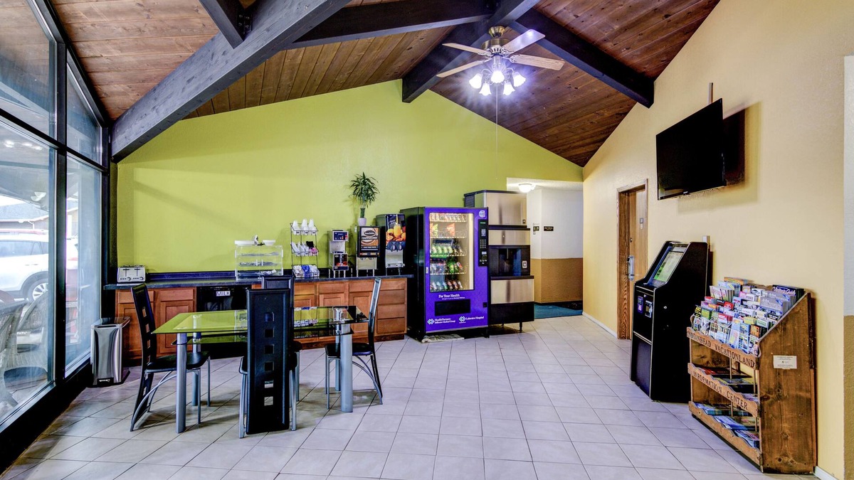 Bloomer Hotel | Bloomer Inn & Suites