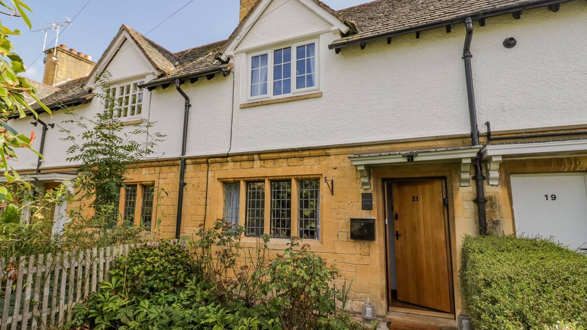 Broadway Cottage | BLOSSOM COTTAGE, family friendly, with open fire in Broadway