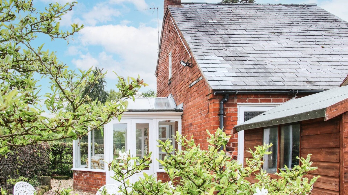 Stanton Upon Hine Heath Cottage | BLOSSOM'S COTTAGE, pet friendly, with a garden in Shawbury