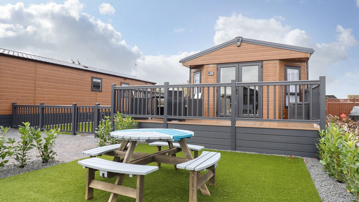 Evesham Cottage | BLOSSOM VALE LODGE, pet friendly, with a garden in Evesham