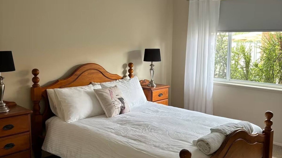 Budgewoi House | BLT 123 - beach lake tavern