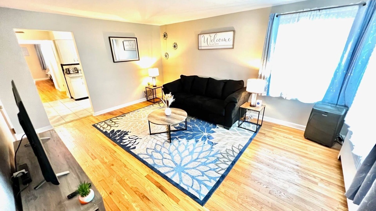 Westwood Apartment | Blue 1 Bdrm 2 Qn Bds Garage Prkng 13 Min to Dwntw