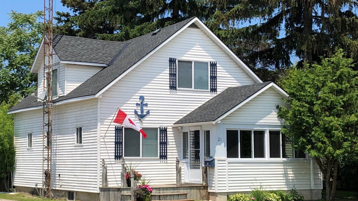 Grand Bend House | Blue Anchor Cottage 2 min walk to GB Strip, Family or Groups, 5 bedroom, Large driveway