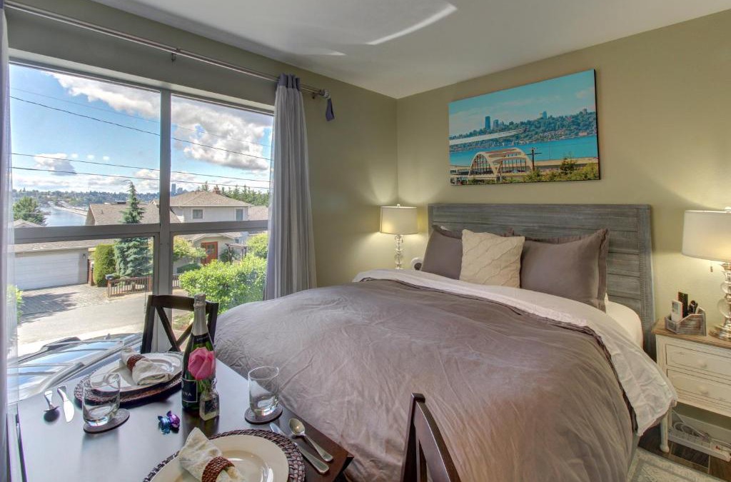 Mercer Island House | Blue Angels Room Mercer Island