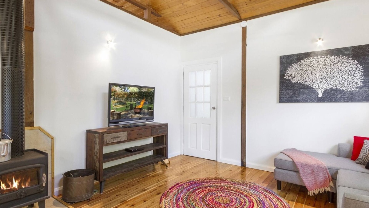 Bilpin House | BLUE APPLE LODGE - a fabulous mountain holiday escape! SPECIALS ON NOW !