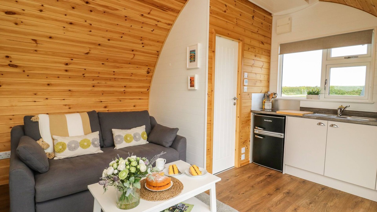 Hornsea Cottage | BLUE BELL, pet friendly, with a garden in Hornsea