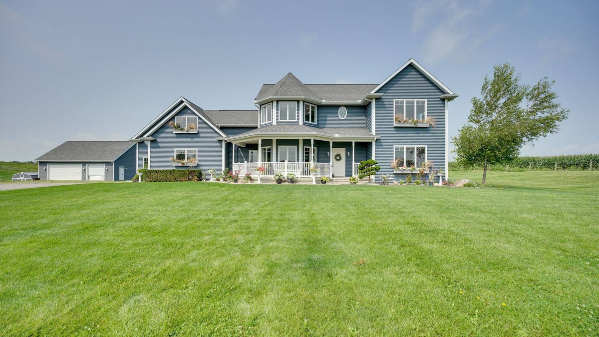 Shipshewana House | Blue Birds Perch: Stunning Home on Private Hilltop