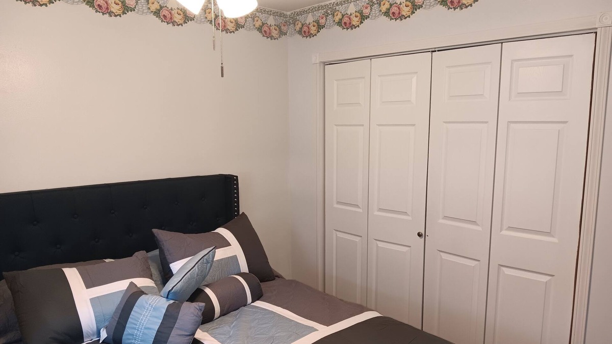 Granite City House | "Blue Bliss Retreat in Granite. Close to St Louis"