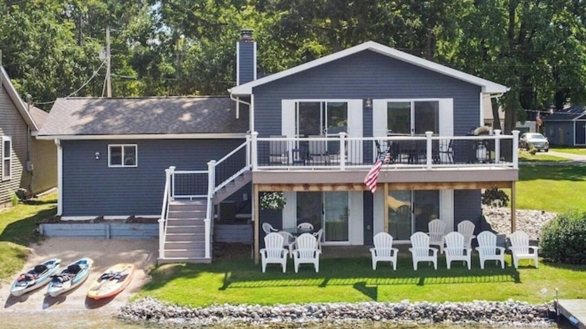 Canadian Lakes House | Blue Bungalow - Charming Lakefront Cottage in Canadian Lakes - Sleeps 8