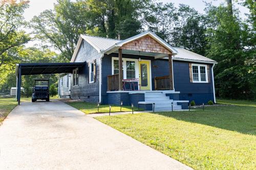 Covington Apartment | Blue Bungalow w/Free Golf Cart 1/2 mi from Square
