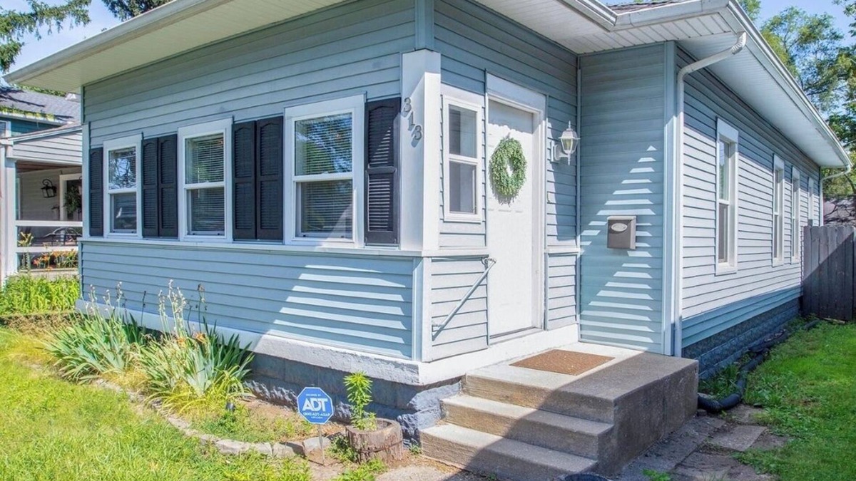 Northshore Triangle House | Blue Bungalow with 2 bedrooms, WiFi, AC in peaceful South Bend