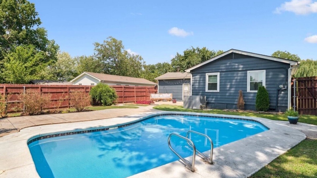 Broken Arrow House | Blue Cedar Poolside Retreat: 3-bedroom home in Broken Arrow with full amenities