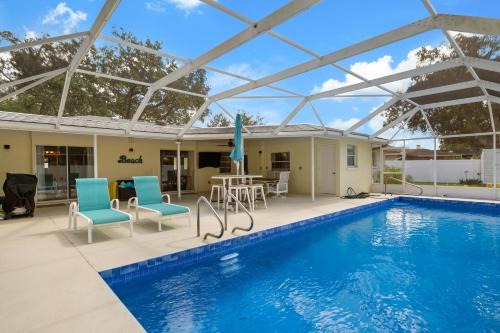 Bradenton House | Blue Chill! Heated pool home with grill! 15 min drive to the beach!