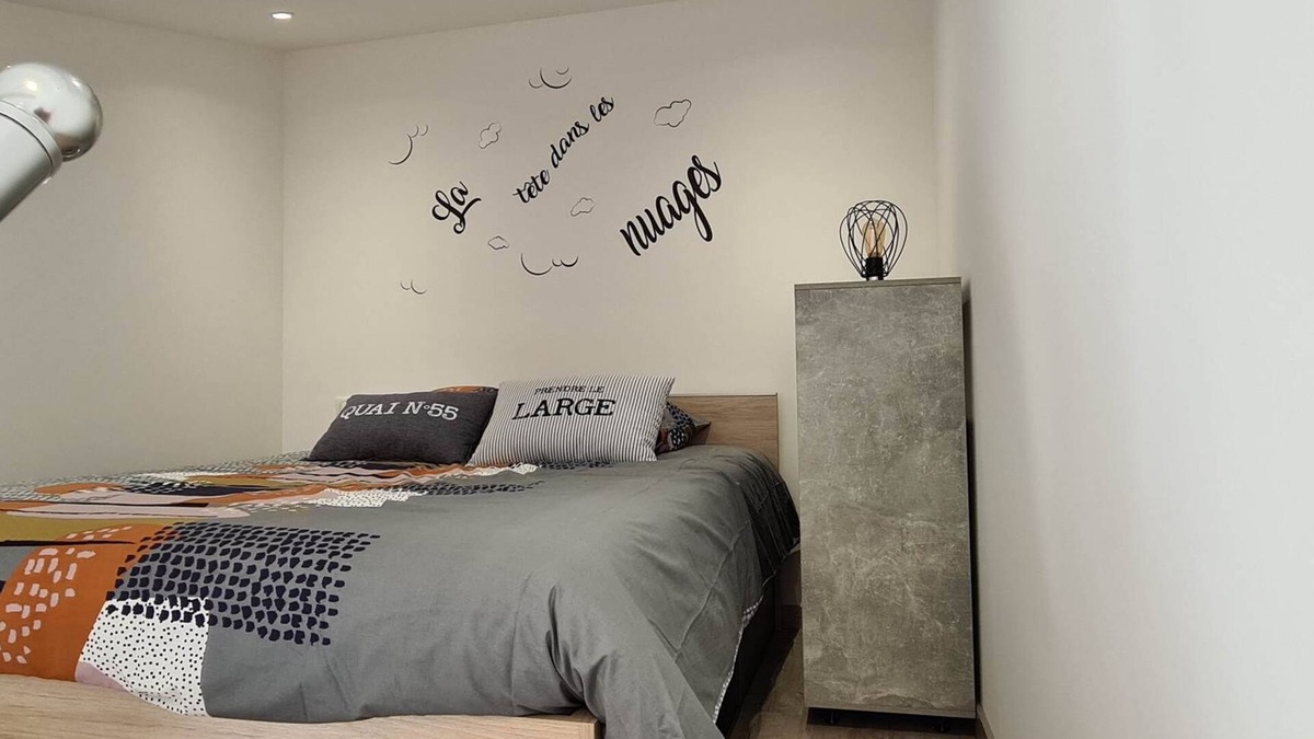 Trets Apartment | blue cloud studio with terrace overlooking the garden and view of Sainte Victoire
