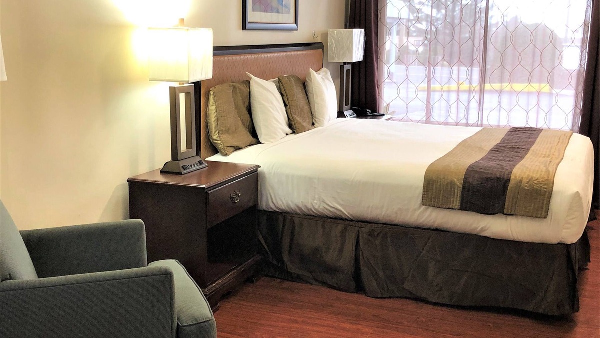 Brookings Hotel | Blue Coast Inn and Suites