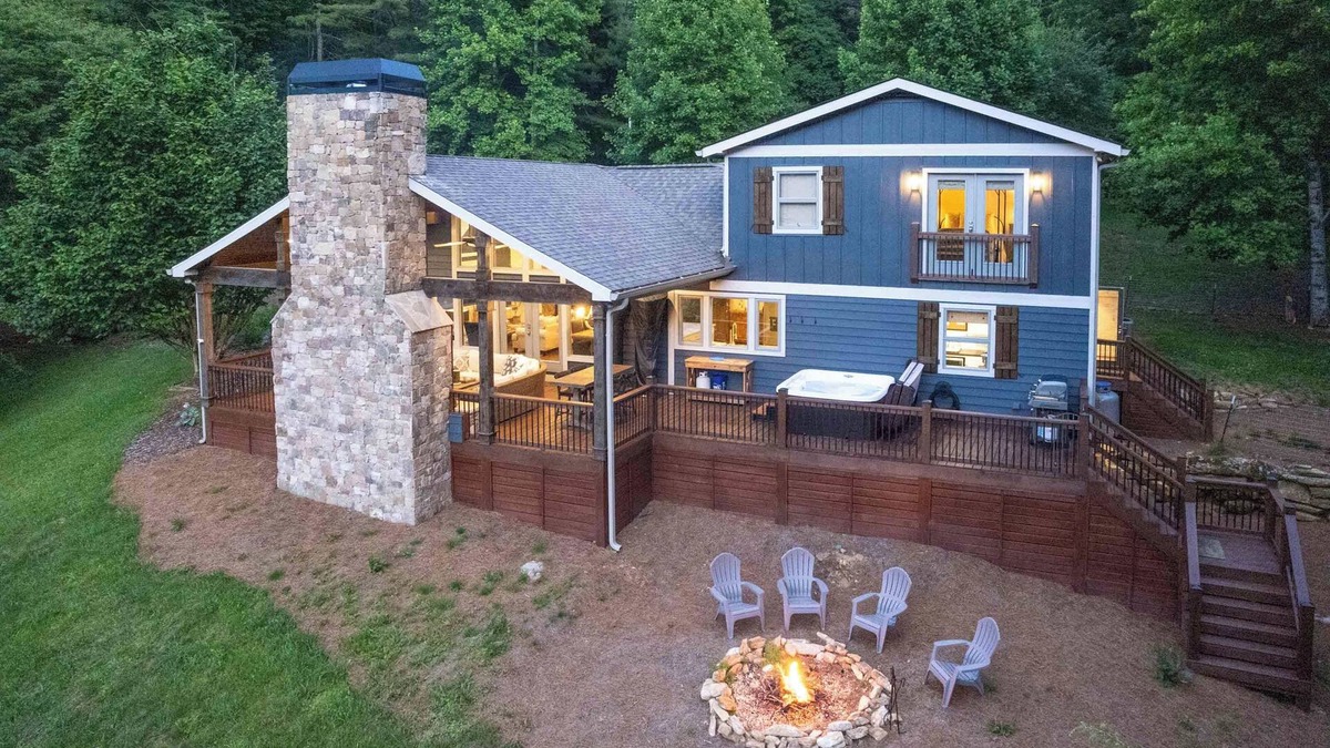 Cullowhee House | Blue Comanche - Upscale Mountain Home with a Hot Tub near Lake Glenville!