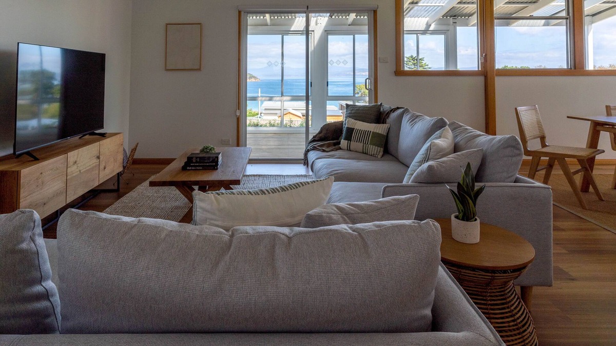 Alonnah House | Blue Cottage Bruny Island, ALONNAH, fabulous water views, wood heater, near Pub