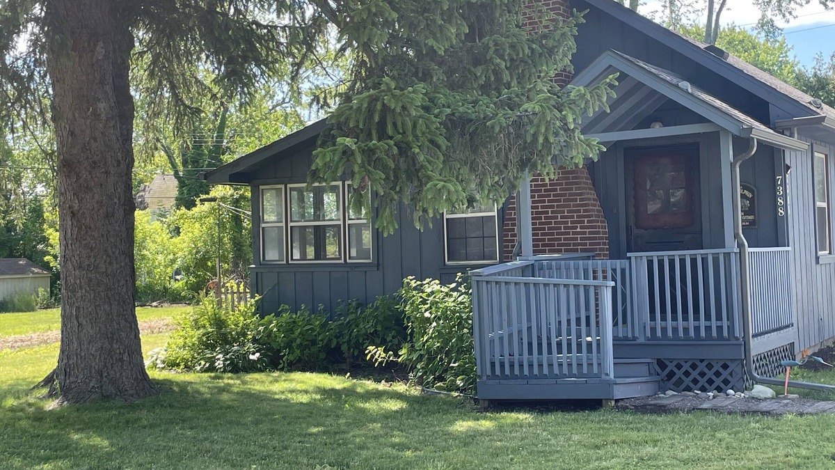Jeddo Cottage | Blue Dolphin Cottage - relax steps away from sandy Lake Huron beaches