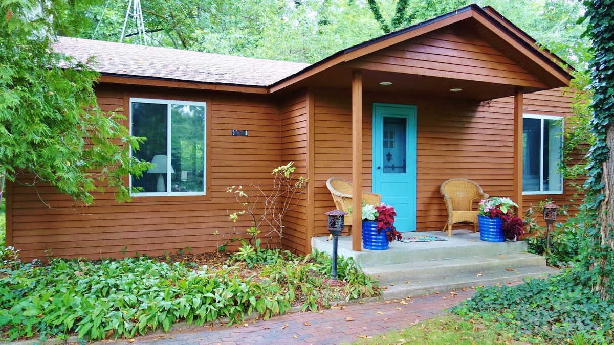 Sawyer Cottage | Blue Door Cottage steps from Warren Dunes State Park in charming Harbor Country