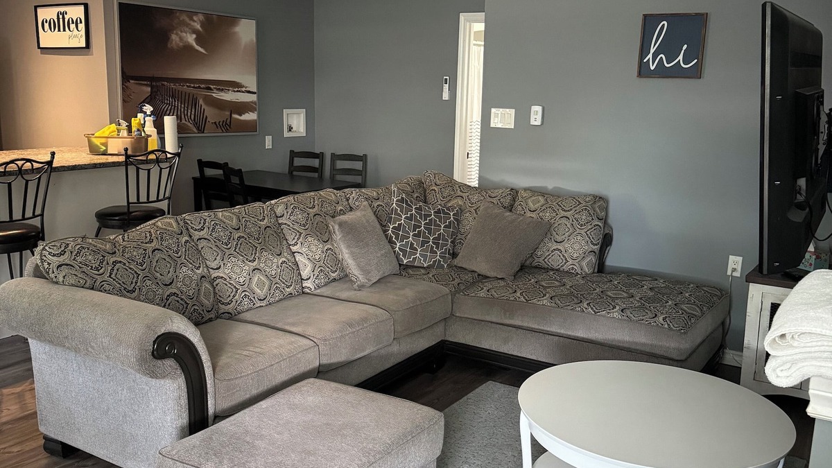 Thorold Apartment | Blue Door upper apartment with King Bed