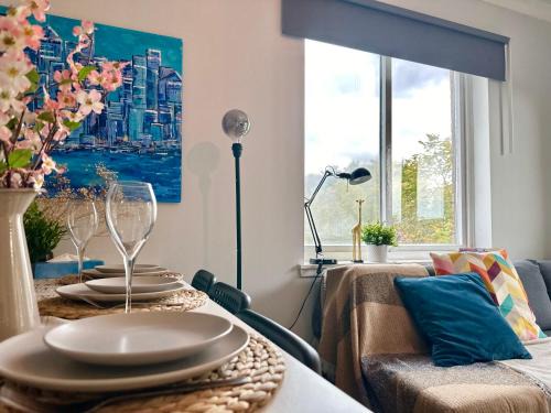 Clydebank Apartment | "Blue dreams" stay near Glasgow city