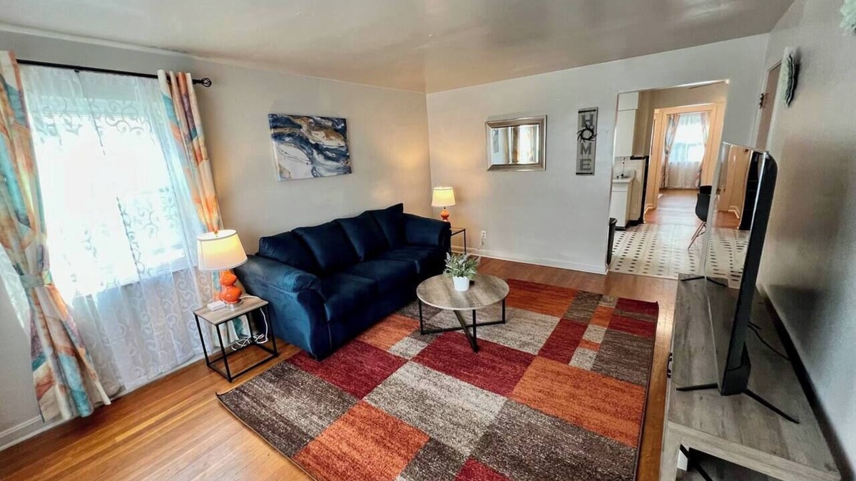 Westwood Apartment | Blue Elegance 1Bdrm Apt 15 Min to UC Medical