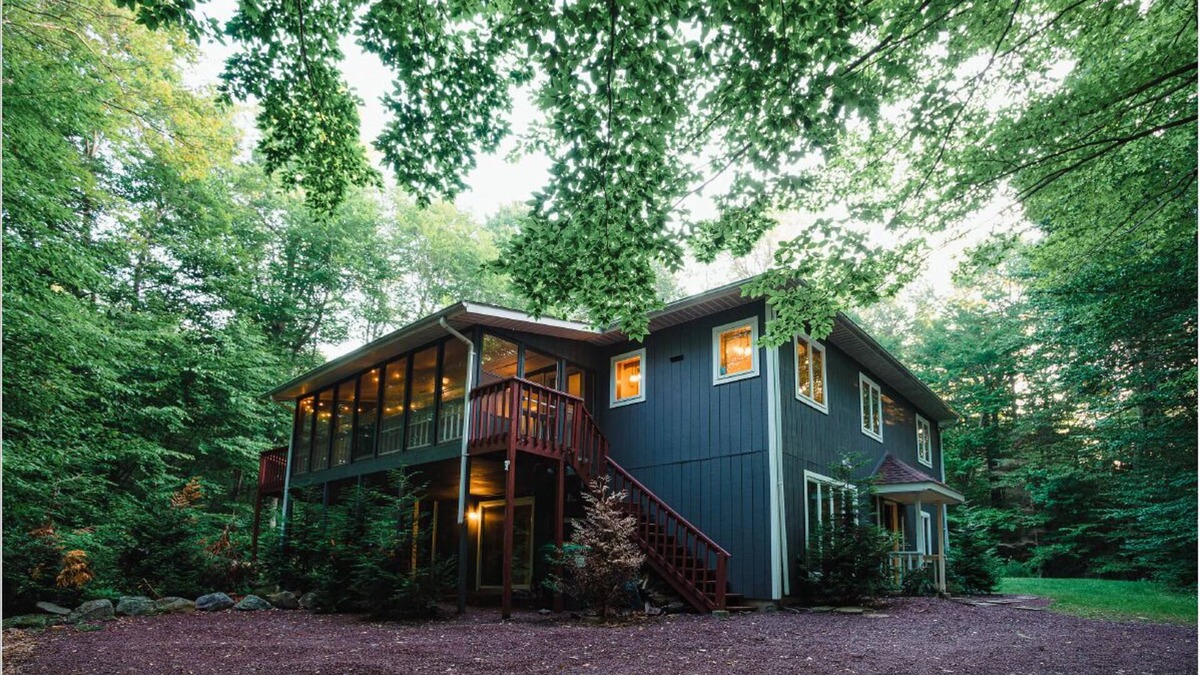 Tobyhanna House | ⭐️Blue Fawn Cabin - hot tub SKI-Cabin—Private Getaway From City,-Sleeps-12