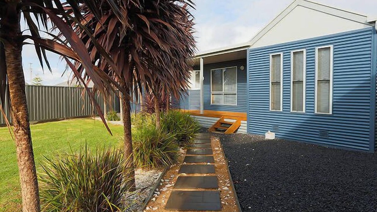 Port Macdonnell House | BLUE FIN part of BLUE FIN HOLIDAY HOMES - Free Wi-Fi & Pet friendly