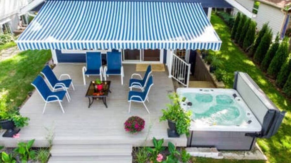 Tichigan House | Blue Fish Cottage-Hot tub, Kayaks, Ice Fishing