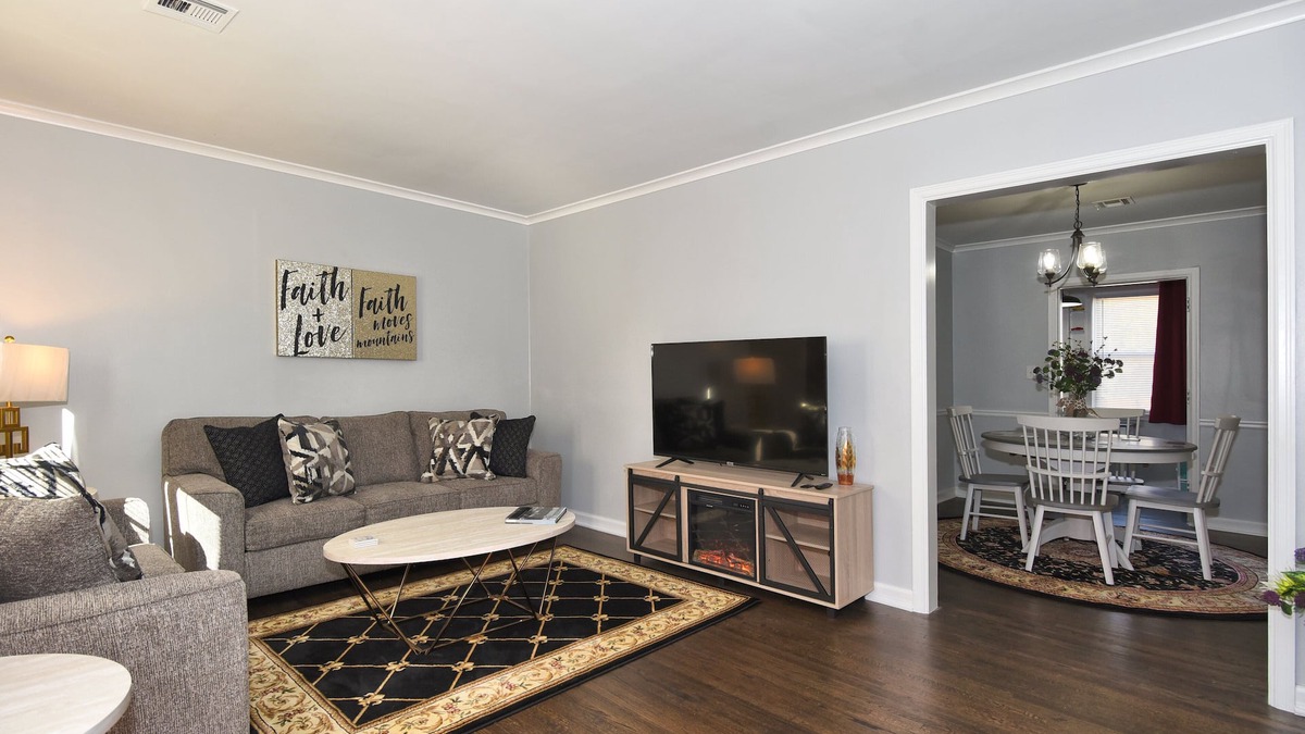 Tulsa House | BLUE FLAMINGO 🦩 CHARMING HOME-Heart of Tulsa-By Cherry St-Expo-Fair Ground
