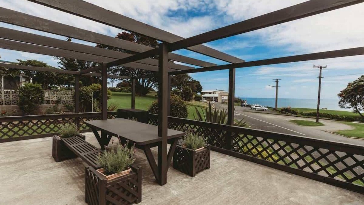 New Plymouth House | Blue Haven on Waterfront with Views