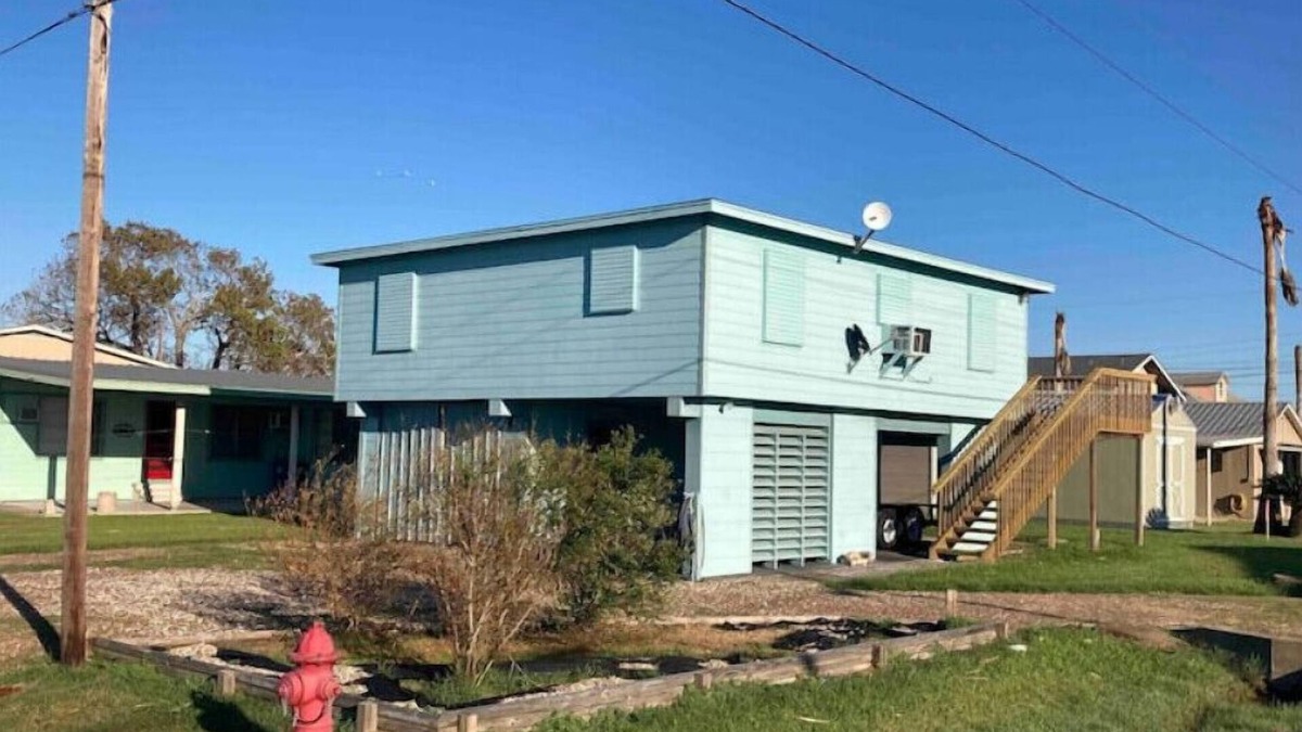 Port O Connor House | Blue Heron 2/1 Near the Boat Ramp