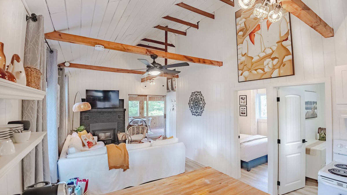 Central Frontenac Ski Chalet | Blue Heron- Bright 2 Bedroom Cottage