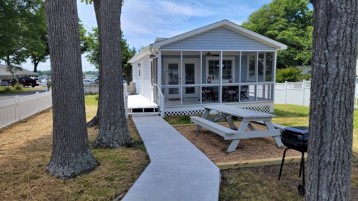 Colonial Beach Cottage | Blue Heron Cottage is cozy & convenient. Renovated March 2023!