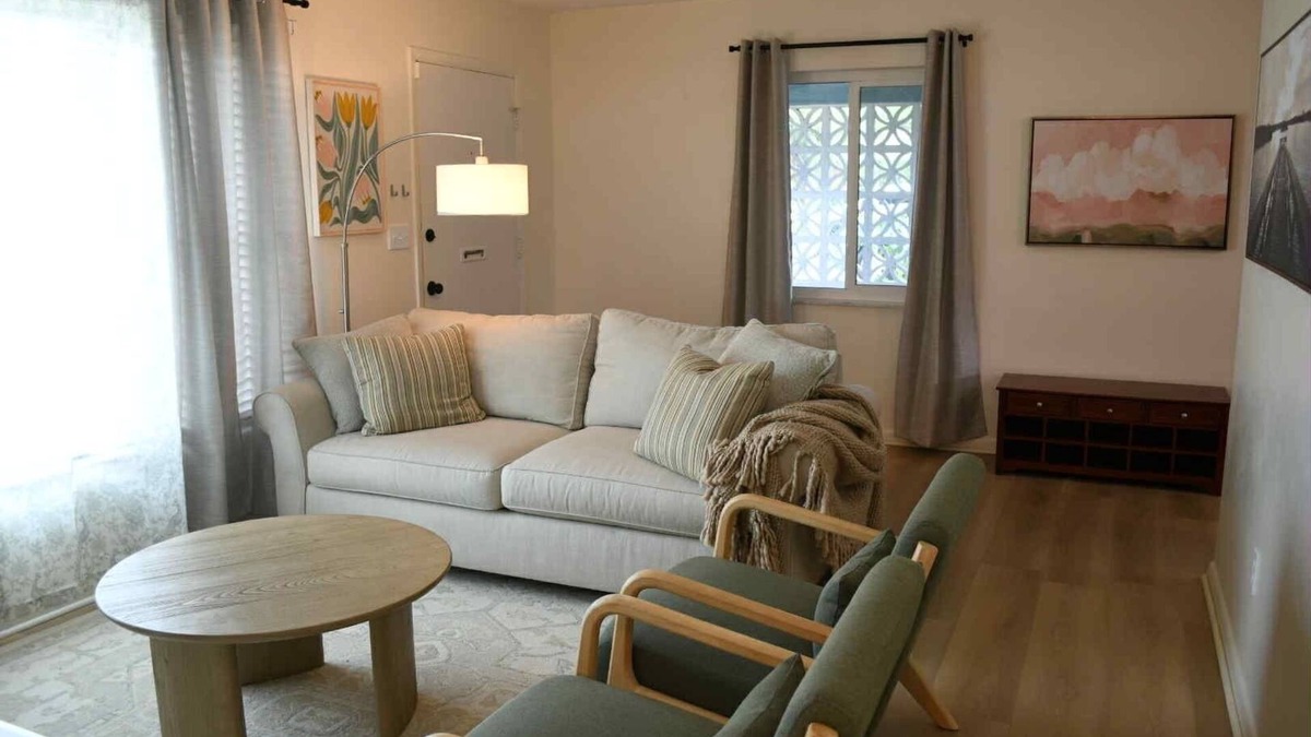 Deltona Lakes Cottage | Blue Heron Cottage Cozy 2 BR Sleeps 6 + Fire Pit