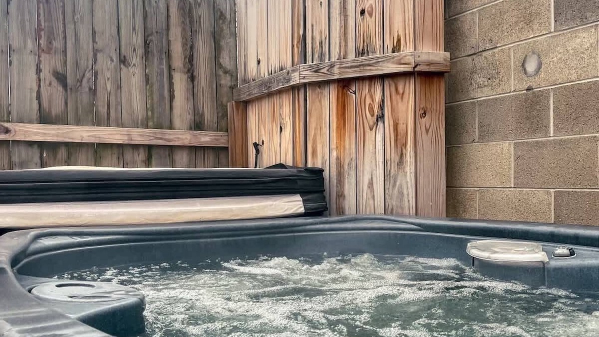 Logan Cottage | 'Blue Heron Cottage' w/Game Room, Deck & Hot Tub
