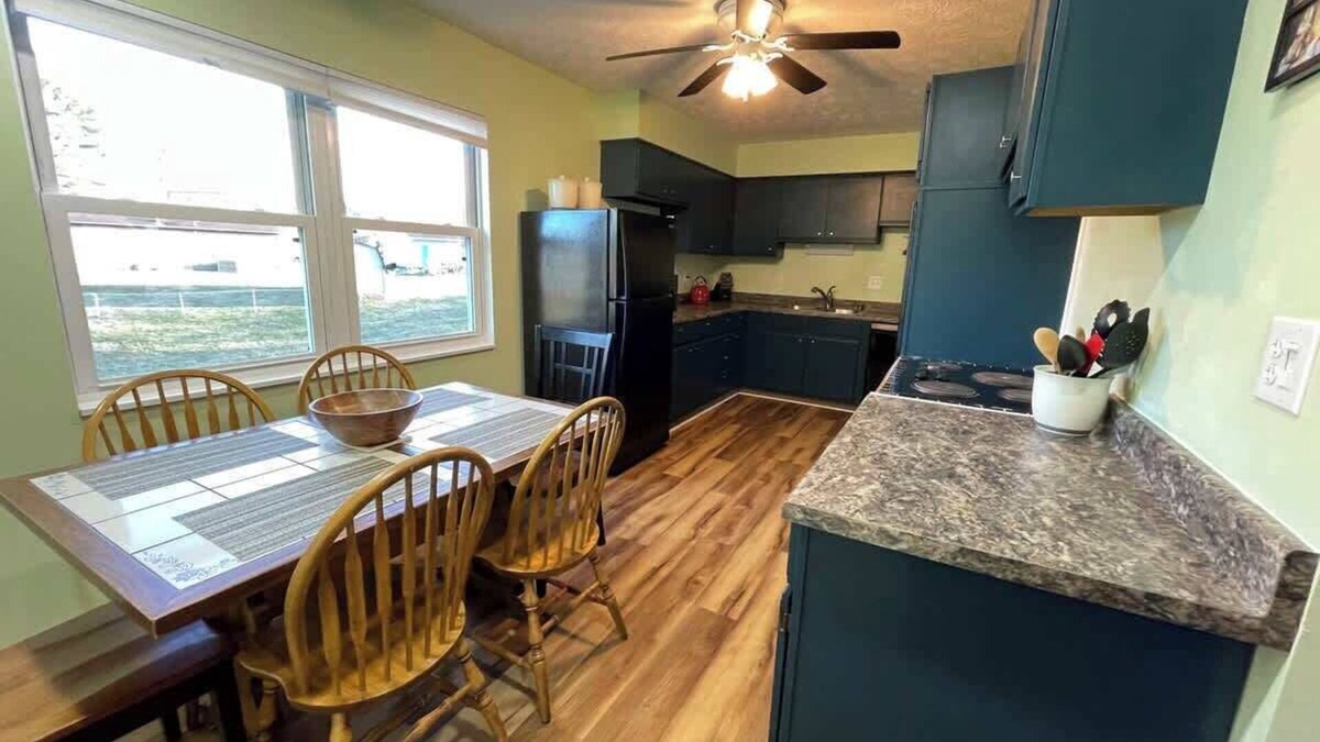 Logan Cottage | Blue Heron Cottage With Game Room, Deck & Hot Tub