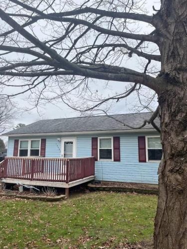 Logan House | Blue Heron Cottage with Game Room, Deck & Hot Tub