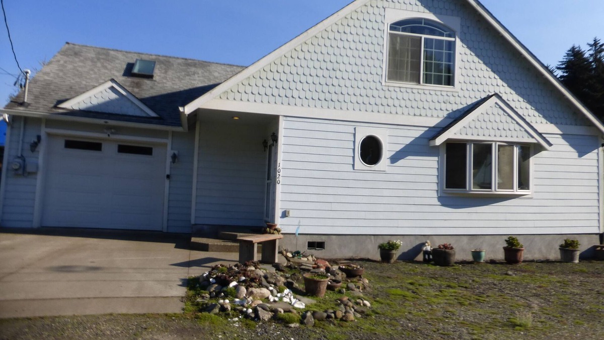 Winchester Bay House | Blue Heron Getaway. Come enjoy the spring and summer in our great cozy house.n