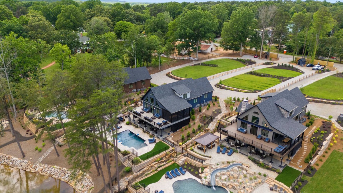 Lake Norman of Catawba House | Blue Heron & Gray Fox by AvantStay | 2 Lakefront Homes, Sleeps 44, Pools