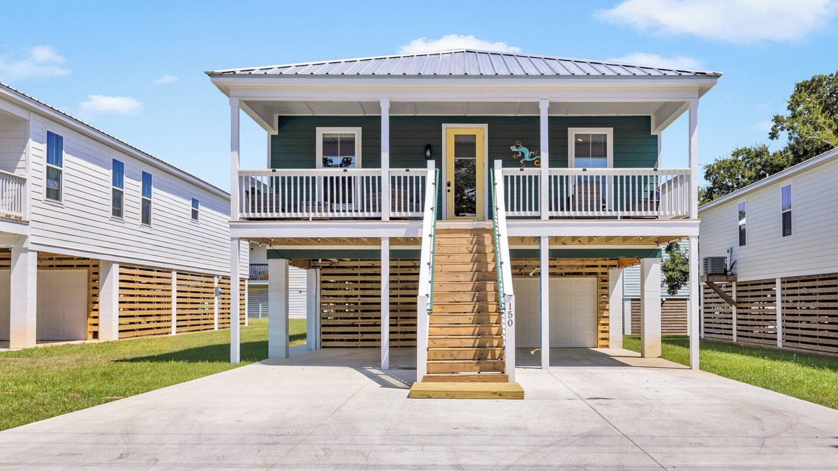 Gulfport House | Blue Horizon Beach House 5 Bedrooms 4 Baths 9 Beds Walk to Beach Prime Location