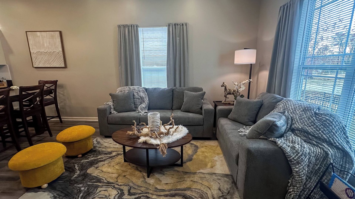 Blue Springs House | Blue House - Cozy 3 Bedroom, King Bed, Rotary Park