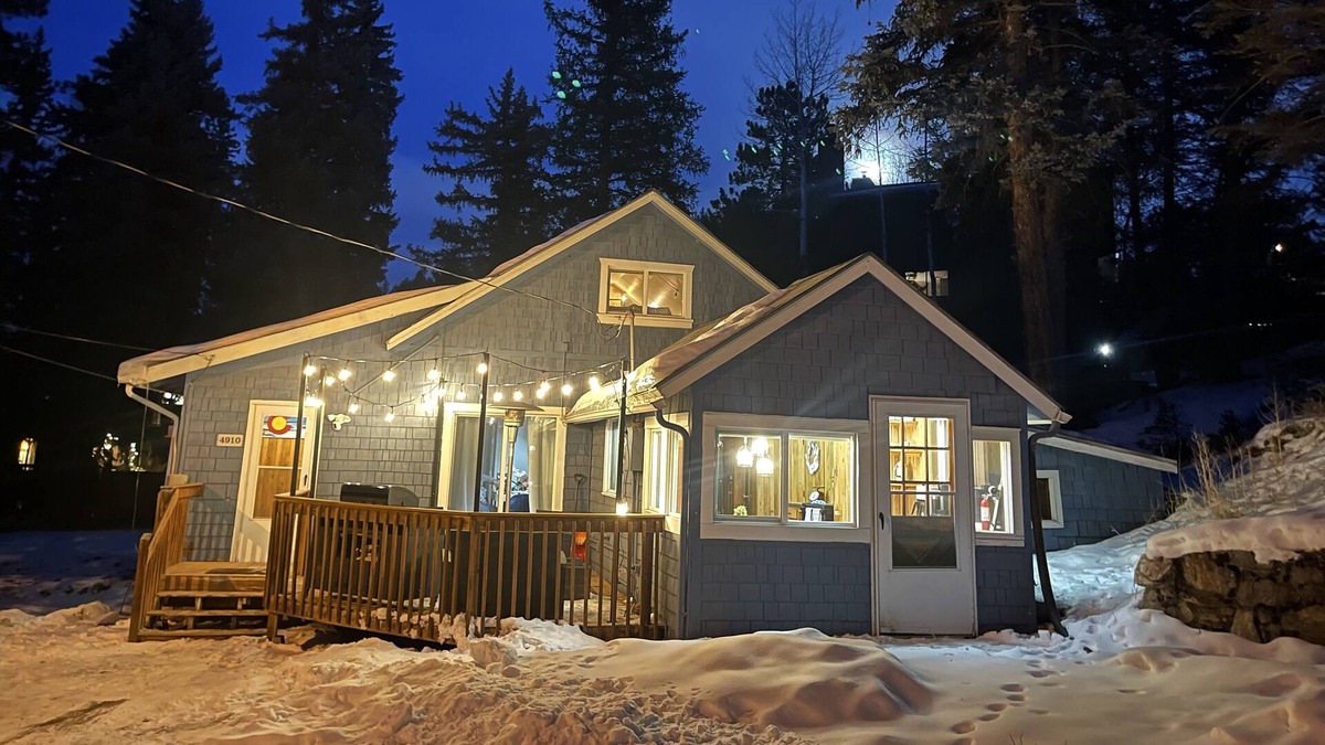 Evergreen House | BLUE HOUSE IN THE HEART OF EVERGREEN