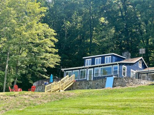 New Fairfield Ski Chalet | Blue House, King Bed, Grill, Pool Table, Air Hockey, Ping Pong