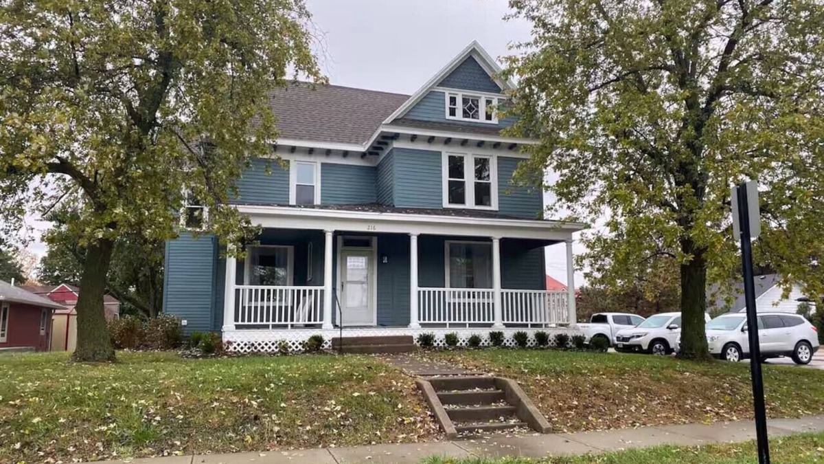 Maryville House | Blue House on Main | *Pet Friendly*